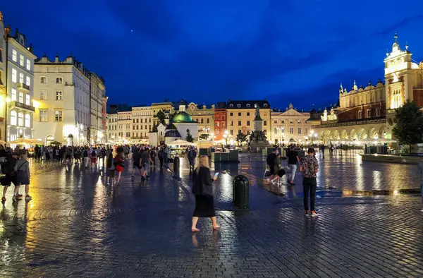 Cracow, Polonya - 7 Haziran 2025: Polonya 'daki Krakov' un ana meydanına bakın