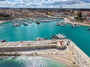 Bisceglie, İtalya - 18 Nisan 2025: İtalya 'da Biscelie limanında insansız hava aracı görüntüsü