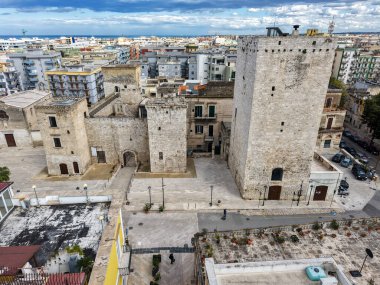 Bisceglie, İtalya - 18 Nisan 2025: Biscelie 'deki Svevo Angioino kalesi