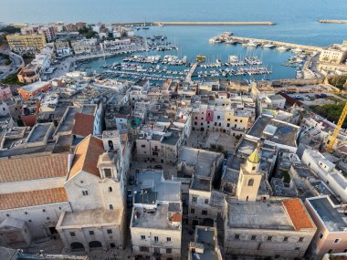 Bisceglie, İtalya - 18 Nisan 2025: İtalya 'da Biscelie' de insansız hava aracı görüşü