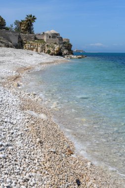 Bisceglie, İtalya - 18 Nisan 2025: Bisceglie yakınlarındaki Torretta Sahili