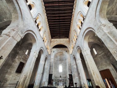 Bisceglie, İtalya - 18 Nisan 2025: S. Pietro Kilisesi Biscelie, Apulia, İtalya