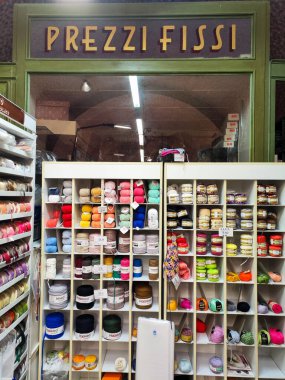 Bisceglie, İtalya - 18 Nisan 2025: İtalya 'nın Apulia kentindeki Biscelie' de giysi imalathanesi