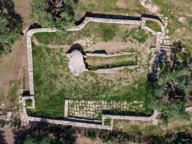 İtalya 'da Bisceglie yakınlarındaki Dolmen della Chianca' da insansız hava aracı görüntüsü
