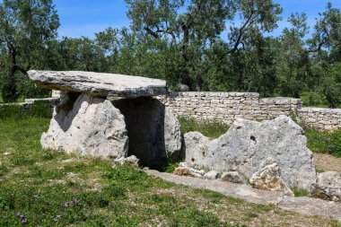 İtalya 'da Bisceglie yakınlarındaki Dolmen della Chianca' ya bakın.