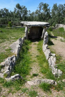 İtalya 'da Bisceglie yakınlarındaki Dolmen della Chianca' ya bakın.