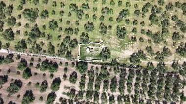 İtalya 'da Bisceglie yakınlarındaki Dolmen della Chianca' ya bakın.