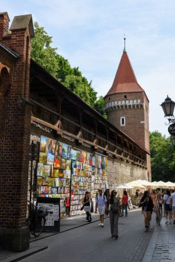 Cracow, Polonya - 7 Haziran 2025: Polonya 'da Krakow' daki St.Florinan 'ın kapısına bakın