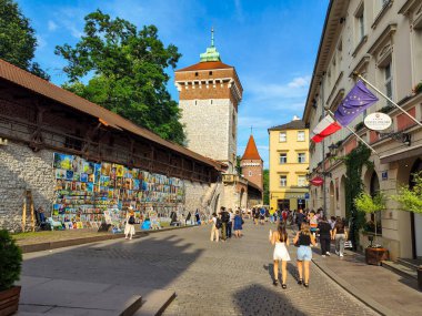Cracow, Polonya - 7 Haziran 2025: Polonya 'da Krakow' daki St.Florinan 'ın kapısına bakın
