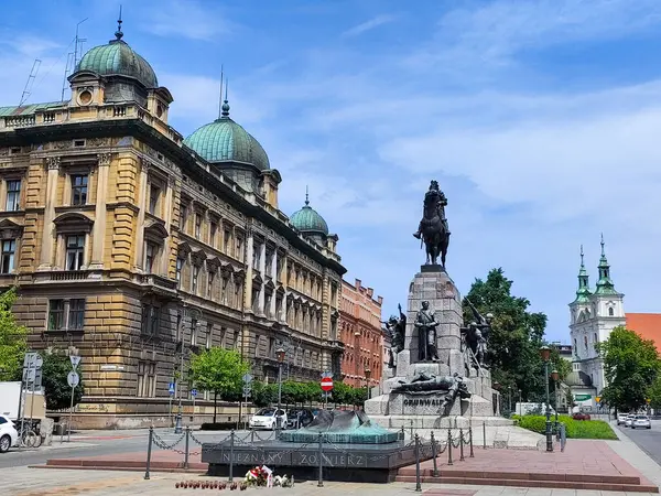 Cracow, Polonya - 7 Haziran 2025: Polonya 'da Krakow' daki Matejko Meydanı