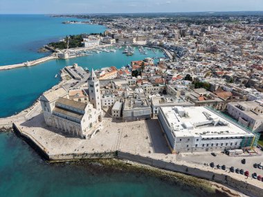 Trani, İtalya - 19 Nisan 2025: İHA görüntüsü Apulia, İtalya 'daki Trani köyünde