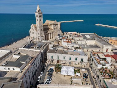 Trani, İtalya - 19 Nisan 2025: İHA görüntüsü Apulia, İtalya 'daki Trani köyünde
