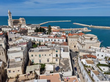 Trani, İtalya - 19 Nisan 2025: İHA görüntüsü Apulia, İtalya 'daki Trani köyünde
