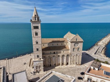 Trani, İtalya - 19 Nisan 2025: Apulia, İtalya 'daki Trani katedralinde insansız hava aracı görüntüsü