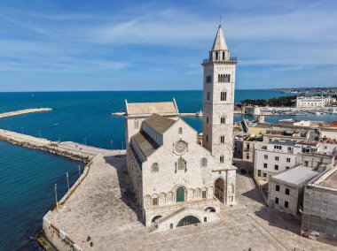 Trani, İtalya - 19 Nisan 2025: Apulia, İtalya 'daki Trani katedralinde insansız hava aracı görüntüsü