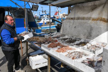 Trani, İtalya - 20 Nisan 2025: İtalya 'nın Apulia kentindeki Trani limanında taze balık sergisi