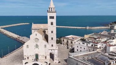 İtalya 'da Apulia' daki Trani katedralinin insansız hava aracı görüntüsü