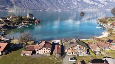 Isviçre Alplerinde Brienz Gölü üzerindeki Iseltwald köyünde insansız hava aracı görüntüsü