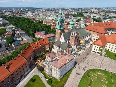 Cracow, Polonya - 6 Haziran 2025: Wawel kraliyet kalesi Polonya 'da insansız hava aracı görüntüsü