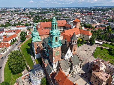Cracow, Polonya - 6 Haziran 2025: Wawel kraliyet kalesi Polonya 'da insansız hava aracı görüntüsü