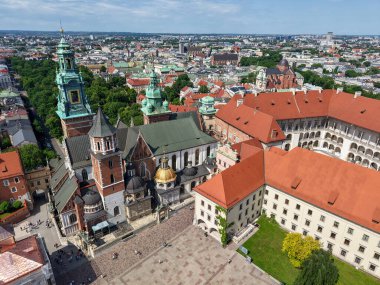 Cracow, Polonya - 6 Haziran 2025: Wawel kraliyet kalesi Polonya 'da insansız hava aracı görüntüsü