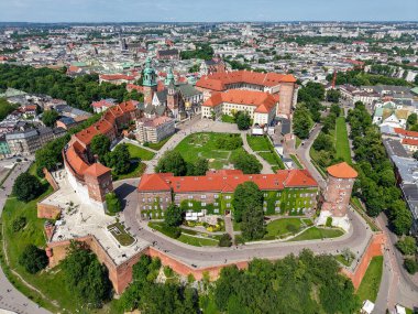 Cracow, Polonya - 6 Haziran 2025: Wawel kraliyet kalesi Polonya 'da insansız hava aracı görüntüsü