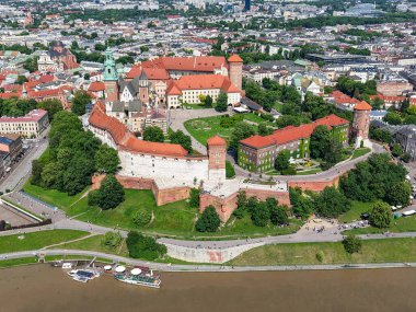 Cracow, Polonya - 6 Haziran 2025: Wawel kraliyet kalesi Polonya 'da insansız hava aracı görüntüsü