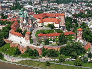 Cracow, Polonya - 6 Haziran 2025: Wawel kraliyet kalesi Polonya 'da insansız hava aracı görüntüsü