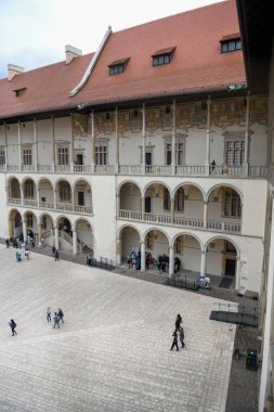 Cracow, Polonya - 6 Haziran 2025: Polonya 'daki Wawel kraliyet şatosuna bakın