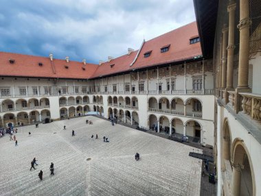 Cracow, Polonya - 6 Haziran 2025: Polonya 'daki Wawel kraliyet şatosuna bakın