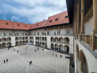 Cracow, Polonya - 6 Haziran 2025: Polonya 'daki Wawel kraliyet şatosuna bakın