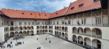 Cracow, Polonya - 6 Haziran 2025: Polonya 'daki Wawel kraliyet şatosuna bakın