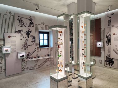 Cracow, Polonya - 6 Haziran 2025: Wawel kraliyet kalesinin iç kısımları Polonya Krakow 'da