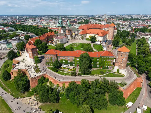Cracow, Polonya - 6 Haziran 2025: Wawel kraliyet kalesi Polonya 'da insansız hava aracı görüntüsü