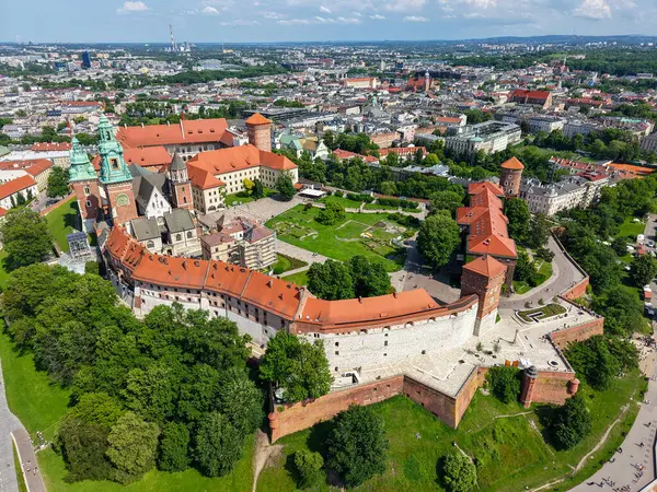 Cracow, Polonya - 6 Haziran 2025: Wawel kraliyet kalesi Polonya 'da insansız hava aracı görüntüsü