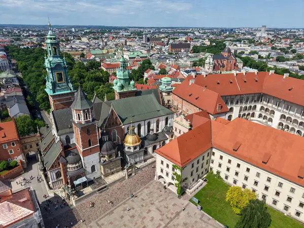 Cracow, Polonya - 6 Haziran 2025: Wawel kraliyet kalesi Polonya 'da insansız hava aracı görüntüsü