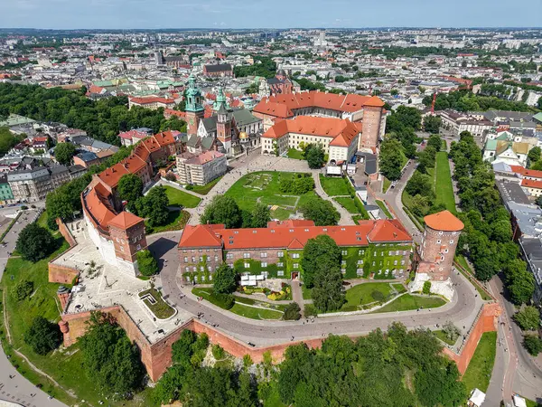 Cracow, Polonya - 6 Haziran 2025: Wawel kraliyet kalesi Polonya 'da insansız hava aracı görüntüsü