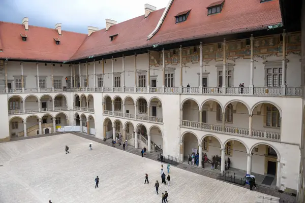 Cracow, Polonya - 6 Haziran 2025: Polonya 'daki Wawel kraliyet şatosuna bakın