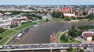 Wawel kraliyet kalesi Polonya 'daki Krakow' da insansız hava aracı görüntüsü