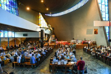 Nowa Huta, Polonya - 8 Haziran 2025: Polonya yakınlarındaki Nowa Huta modern kilisesine inananlar