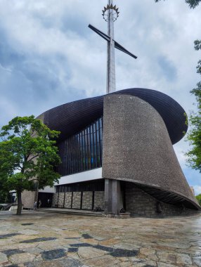 Nowa Huta, Polonya - 8 Haziran 2025: Polonya yakınlarındaki Nowa Huta modern kilisesi