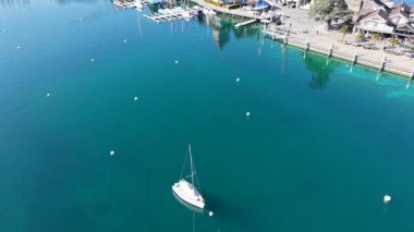 İsviçre 'de Thun Gölü' ndeki Spiez Kalesi 'nin insansız hava aracı görüntüsü.
