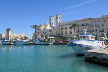 Molfetta, İtalya - 20 Nisan 2025: İtalya 'daki Molfetta' da teknesinden taze balık satan balıkçı