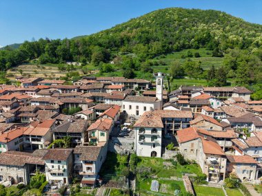 Meride, İsviçre - 1 maggio 2025: Meride köyünde insansız hava aracı görüntüsü ve İsviçre 'de San Giorgio Dağı