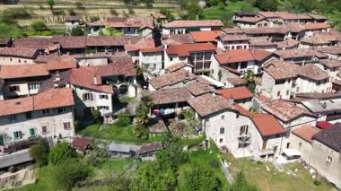 Meride köyünde insansız hava aracı görüntüsü ve İsviçre 'de San Giorgio Dağı