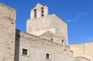 Trani, İtalya - 20 Nisan 2025: İtalya 'daki Trani' de Santa Maria di Colonna Manastırı