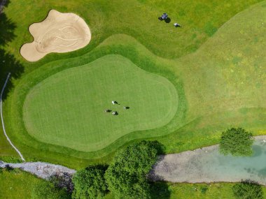 İsviçre Alplerinde Engelberg 'in golf sahasında İHA görüntüsü