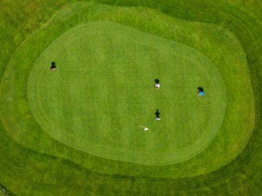 İsviçre Alplerinde Engelberg 'in golf sahasında İHA görüntüsü