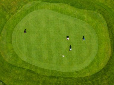 İsviçre Alplerinde Engelberg 'in golf sahasında İHA görüntüsü