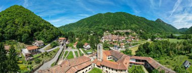 İHA görüntüsü San Gemolo Badia 'da Ganna, İtalya